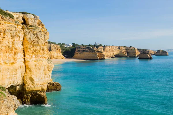 Algarve, Lagoa, Portekiz 'in sahil kayalıkları