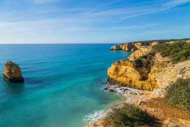 Algarve, Lagoa, Portekiz 'in sahil kayalıkları