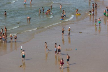 Albufeira 'daki ünlü Olhos de Agua plajındaki insanlar. Bu plaj Algarve 'nin ünlü turistik bölgesinin bir parçasıdır..