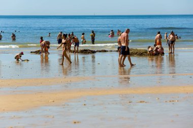Albufeira 'daki ünlü Olhos de Agua plajındaki insanlar. Bu plaj Algarve 'nin ünlü turistik bölgesinin bir parçasıdır..