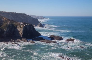 Atlantik kayalık kıyı manzarası, Aljezur, Algarve batı, Costa Vicentina, Portekiz.