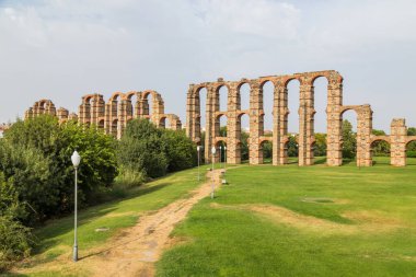 Acueducto de los Milagros, Merida, Extremadura 'daki Mucizevi Aqueduct, İspanya' nın başkenti Merida 'da bulunan Emerita Augusta' ya su sağlamak için inşa edilmiş bir Roma su kemeri..