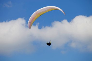 Portekiz 'in kuzeyinde, Caldelas, Portekiz' de Aboua Kupası 'na paragliding.
