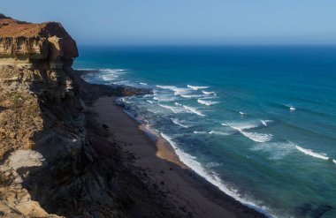 Portekiz 'de Cabo da Roca' da (Cape Roca) Atlantik Okyanusu kıyısındaki uçurumlar. Avrupa kıtasının en batı noktası