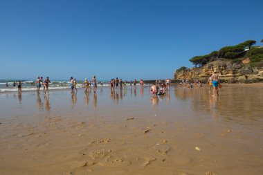 Albufeira 'daki ünlü Olhos de Agua plajındaki insanlar. Bu plaj Algarve 'nin ünlü turistik bölgesinin bir parçasıdır..