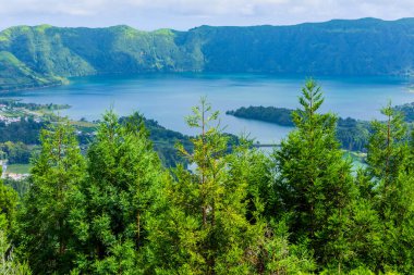 Portekiz 'in Azores adasındaki Sao Miguel adasında volkanik bir krater gölü olan Sete Cidades Gölü manzarası.