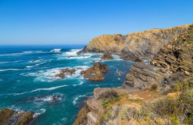 Atlantik kayalık kıyı manzarası, Alentejo, Portekiz.