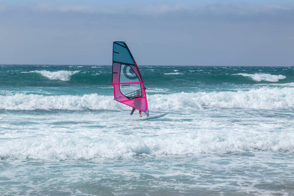 летние виды спорта: серфинг, катающийся на волне в солнечный день на голубом океане Гинчо, Португалия.