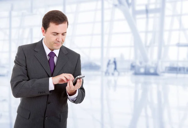 Joven Hombre Negocios Mirando Preocupado Teléfono Oficina — Foto de Stock