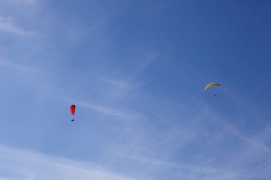 Portekiz 'in kuzeyinde, Caldelas, Portekiz' de Aboua Kupası 'na paragliding.