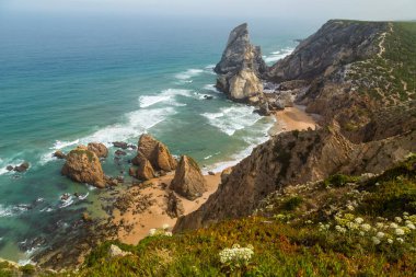 Cabo da Roca, Sintra, Lizbon 'daki Praia da Ursa Atlantik Kıyı Kayalık Sahili manzarası. Portekiz