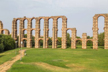 Acueducto de los Milagros, Merida, Extremadura 'daki Mucizevi Aqueduct, İspanya' nın başkenti Merida 'da bulunan Emerita Augusta' ya su sağlamak için inşa edilmiş bir Roma su kemeri..