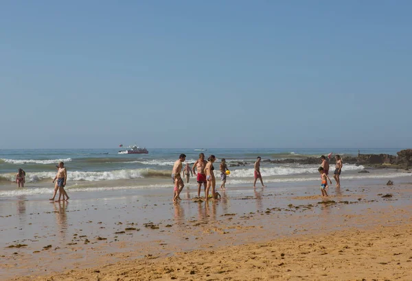 Albufeira Daki Ünlü Olhos Agua Plajındaki Insanlar Plaj Algarve Nin — Stok fotoğraf