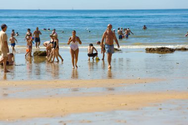 Albufeira 'daki ünlü Olhos de Agua plajındaki insanlar. Bu plaj Algarve 'nin ünlü turistik bölgesinin bir parçasıdır..