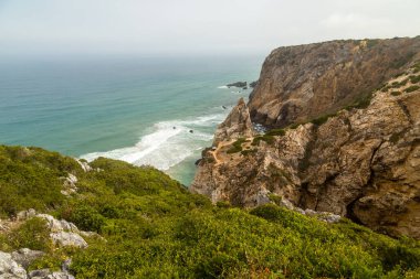 Portekiz 'de Cabo da Roca' da (Cape Roca) Atlantik Okyanusu kıyısındaki uçurumlar. Avrupa kıtasının en batı noktası