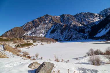 Kış Dağları Vadisi Ak Bulak, Almaty, Kazakistan, Asya 'da güneşli