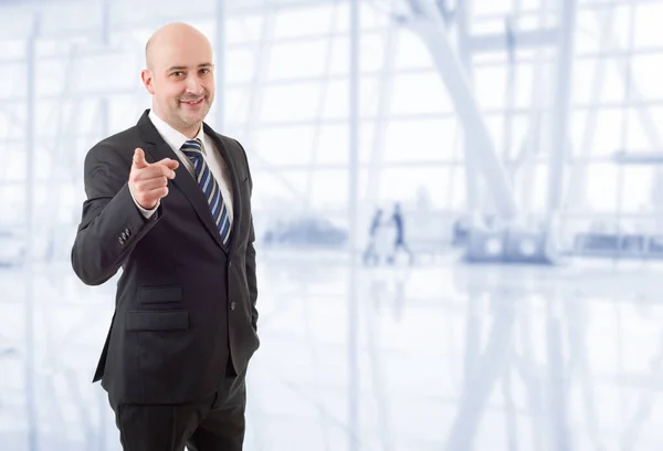 Glücklicher Geschäftsmann Der Auf Das Büro Zeigt — Stockfoto