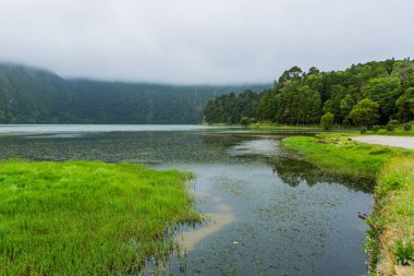 Sete Cidades Gölü 'nün sisli manzarası Sao Miguel Adası, Azores, Portekiz' deki volkanik bir krater gölü.
