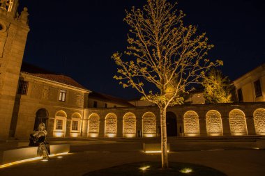 İspanya, Avila 'daki Santa Teresa Manastırı' nın önündeki meydanın gece manzarası