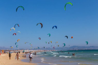 Tarifa, İspanya: Tarifa, İspanya 'da uçurtma sörfü. Tarifa uçurtma uçurmak için İspanya 'da en popüler yerdir.