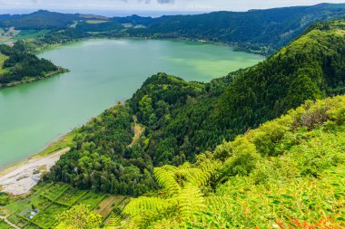 Sao Miguel Adası, Azores, Portekiz 'deki Furnas Gölü (Lagoa das Furnas) manzarası Pico do Ferro manzaralı.