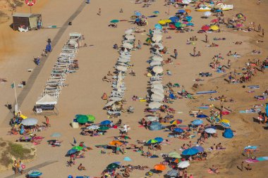 Albufeira 'daki Praia da Felesia' nın ünlü plajındaki insanlar. Bu plaj Algarve 'nin ünlü turistik bölgesinin bir parçasıdır..