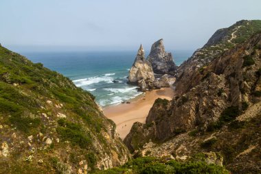 Cabo da Roca, Sintra, Lizbon 'daki Praia da Ursa Atlantik Kıyı Kayalık Sahili manzarası. Portekiz