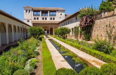 Granada, İspanya: Ünlü çeşmesi ve bahçesiyle The Generalife avlusunun genel manzarası. Alhambra de Granada kompleksi