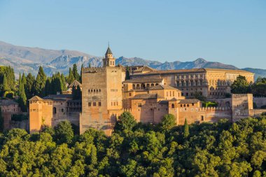 Granada, İspanya 'daki Alhambra Sarayı manzarası, arkasında Sierra Nevada dağları var.