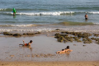 Albufeira 'daki ünlü Olhos de Agua plajındaki insanlar. Bu plaj Algarve 'nin ünlü turistik bölgesinin bir parçasıdır..