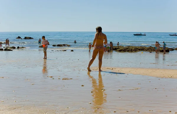 Albufeira Portugal Mensen Aan Het Beroemde Strand Van Olhos Agua — Stockfoto