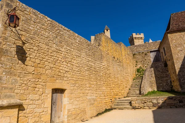 中世纪的碧娜城堡耸立在多登河上方的石灰岩悬崖上 多隆省 Beynac Cazenac — 图库照片