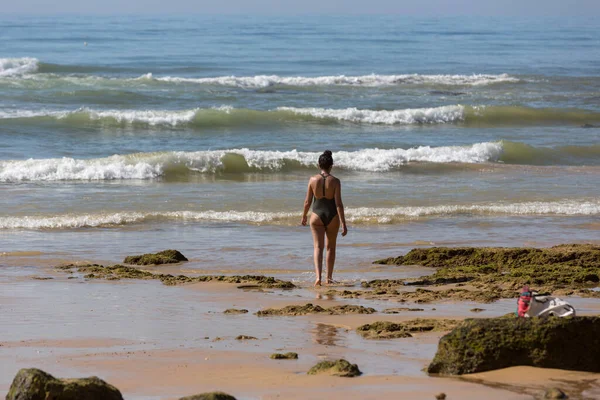 Albufeira ポルトガル アルブフェイラのオルホス アグアの有名なビーチの人々 このビーチはアルガルヴェの有名な観光地の一部です — ストック写真