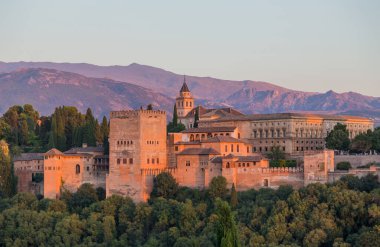 Granada, İspanya 'daki Alhambra Sarayı manzarası, arkasında Sierra Nevada dağları var.