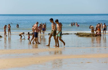 Albufeira 'daki ünlü Olhos de Agua plajındaki insanlar. Bu plaj Algarve 'nin ünlü turistik bölgesinin bir parçasıdır..