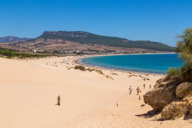 Tarifa, İspanya - Playa de Bolonia Plajı 'na yürüyen turistler, Tarifa, Cadiz' in bozulmamış beyaz kumsalı. Endülüs, İspanya.