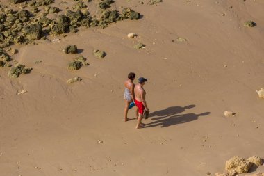 Albufeira 'daki ünlü Olhos de Agua plajındaki insanlar. Bu plaj Algarve 'nin ünlü turistik bölgesinin bir parçasıdır..