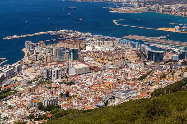 ジブラルタルの町や港は岩の上から見上げた ジブラルタル ジブラルタル スペイン南部に位置するイギリス領海外領土 — ストック写真