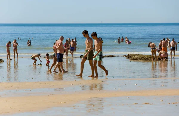 Albufeira Portugal Människor Den Berömda Stranden Olhos Agua Albufeira Denna — Stockfoto