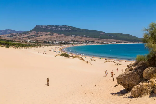 Tarifa Spain Tourists Walking Playa Bolonia Beach Unspoiled White Sand — Fotografia de Stock