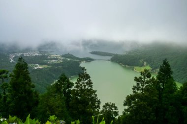 Portekiz 'in Azores adasındaki Sao Miguel adasında volkanik bir krater gölü olan Sete Cidades Gölü manzarası.