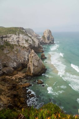 Portekiz 'de Cabo da Roca' da (Cape Roca) Atlantik Okyanusu kıyısındaki uçurumlar. Avrupa kıtasının en batı noktası