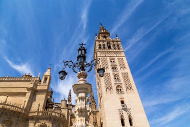 Seville Katedrali Sevilla, Endülüs, İspanya 'nın turistik yerlerinden biridir. Roma Katolik Kilisesi ve en büyük Gotik kilise olan Saint Mary Katedrali UNESCO Miras Bölgesi 'dir..