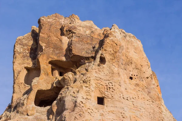 家の洞窟に刻まれたビュー 古代の洞窟の家の遺跡 歴史的な岩の住居 トルコのカッパドキア — ストック写真