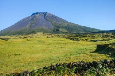 Pico adasındaki Pico Dağı, Azores.