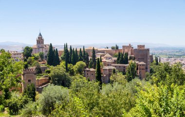 Granada, İspanya: Ünlü çeşmesi ve bahçesiyle The Generalife avlusunun genel manzarası. Alhambra de Granada kompleksi