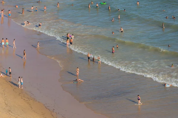 Albufeira Portugal Mensen Aan Het Beroemde Strand Van Praia Felesia — Stockfoto