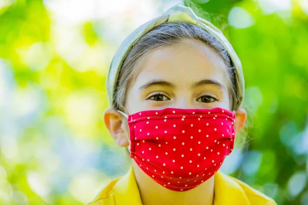 Kleines Mädchen Mit Maske Gegen Coronavirus — Stockfoto