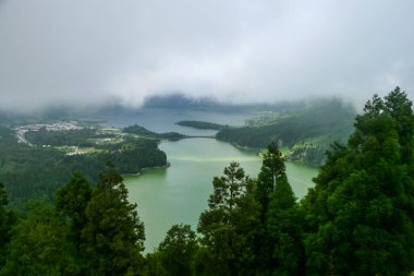 Portekiz 'in Azores adasındaki Sao Miguel adasında volkanik bir krater gölü olan Sete Cidades Gölü manzarası.