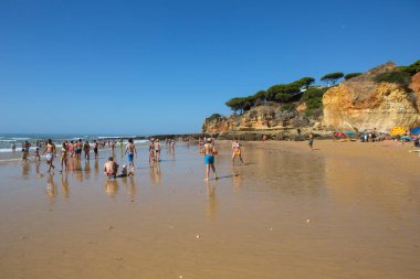 Albufeira 'daki ünlü Olhos de Agua plajındaki insanlar. Bu plaj Algarve 'nin ünlü turistik bölgesinin bir parçasıdır..